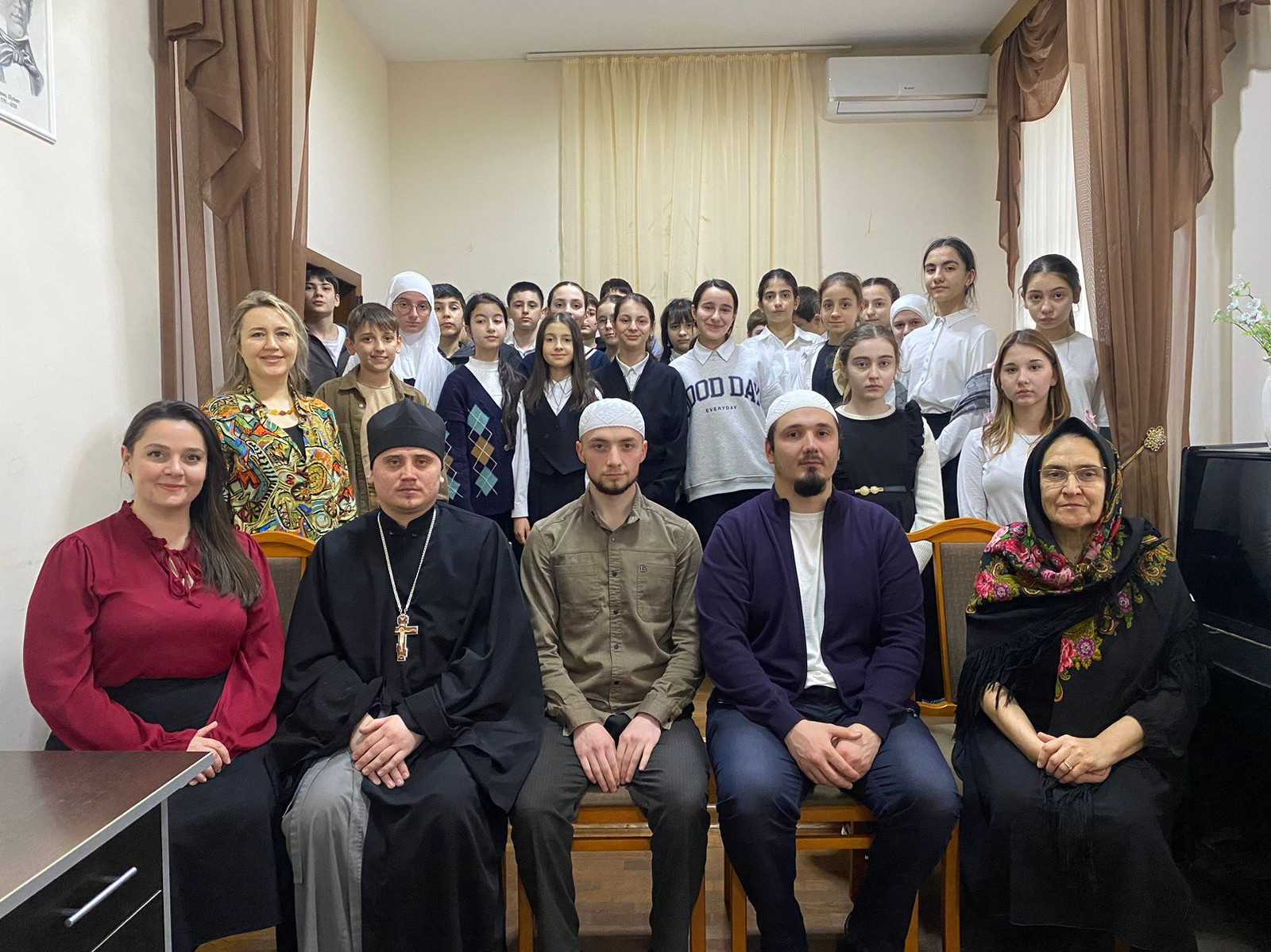 В рамках Всемирной недели гармоничных межконфессиональных отношений провели встречи с учащимися МБОУ «ДШИ № 5 им. Т. Мурадова»